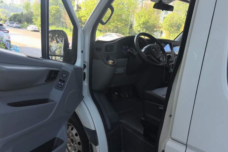 Used Foton Toano 2022 2.0T Manual Tongtu Multi-Function Long Wheelbase Mid-Roof Single-Tire 5/6/7/9-Seater 4F20TC3 Driver Seat