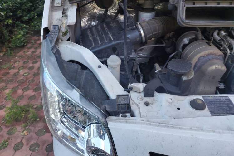 Used Foton Toano 2022 2.0T Manual Tongtu Professional Edition Multi-Function Long-Wheelbase Mid-Roof Design with Single Rear Tire—Available in 5/6/7/9-Seater Configurations Powered by 4F20TC3 Engine Bay Right