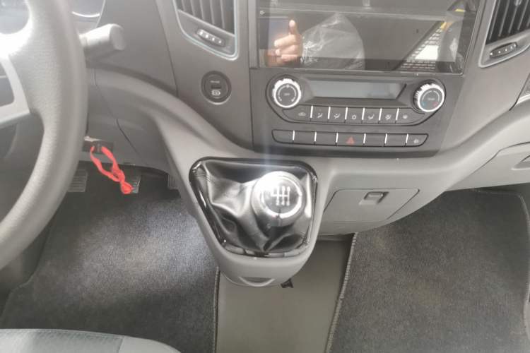 Used Foton Toano 2022 2.0T Manual Tongtu Multi-Function Long-Wheelbase Ultra-High Roof with Single Rear Tire Available in 5/6/7/9-Seater Configurations Model 4F20TC3 Gear Lever