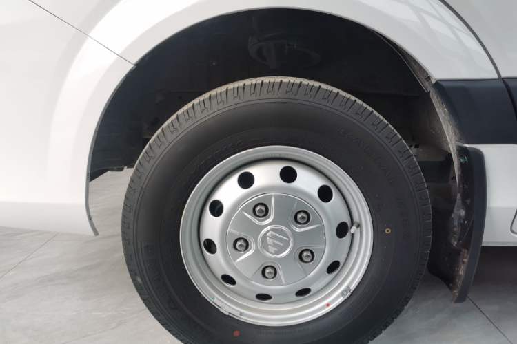 Used Foton Toano 2022 2.0T Manual Tongtu Multi-Function Long-Wheelbase Ultra-High Roof with Single Rear Tire Available in 5/6/7/9-Seater Configurations Model 4F20TC3 Left Front Wheel Hub