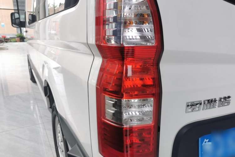 Used Foton Toano 2022 2.0T Manual Tongtu Multi-Function Long-Wheelbase Ultra-High Roof with Single Rear Tire Available in 5/6/7/9-Seater Configurations Model 4F20TC3 Left Rear Taillight