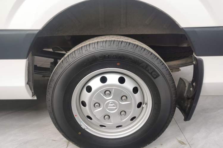Used Foton Toano 2022 2.0T Manual Tongtu Multi-Function Long-Wheelbase Ultra-High Roof with Single Rear Tire Available in 5/6/7/9-Seater Configurations Model 4F20TC3 Left Rear Wheel Hub