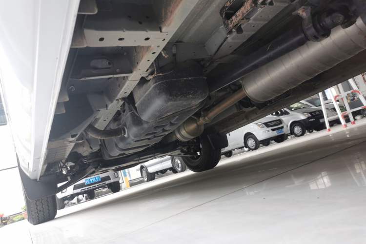 Used Foton Toano 2022 2.0T Manual Tongtu Multi-Function Long-Wheelbase Ultra-High Roof with Single Rear Tire Available in 5/6/7/9-Seater Configurations Model 4F20TC3 Left Side Sill
