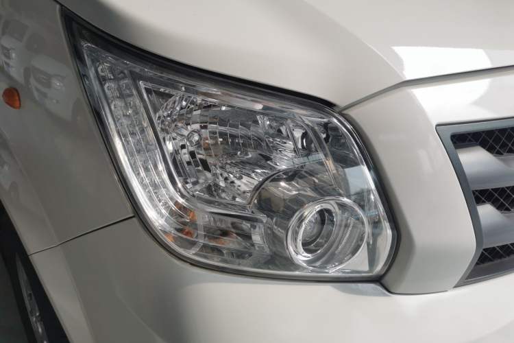 Used Foton Toano 2022 2.0T Manual Tongtu Multi-Function Long-Wheelbase Ultra-High Roof with Single Rear Tire Available in 5/6/7/9-Seater Configurations Model 4F20TC3 Right Front Headlight