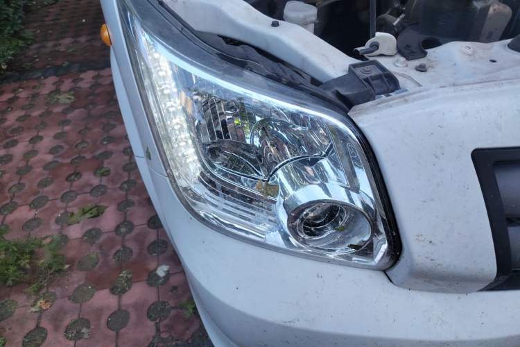 Used Foton Toano 2022 2.0T Manual Tongtu Professional Edition Multi-Function Long-Wheelbase Mid-Roof Design with Single Rear Tire—Available in 5/6/7/9-Seater Configurations Powered by 4F20TC3 Right Front Headlight