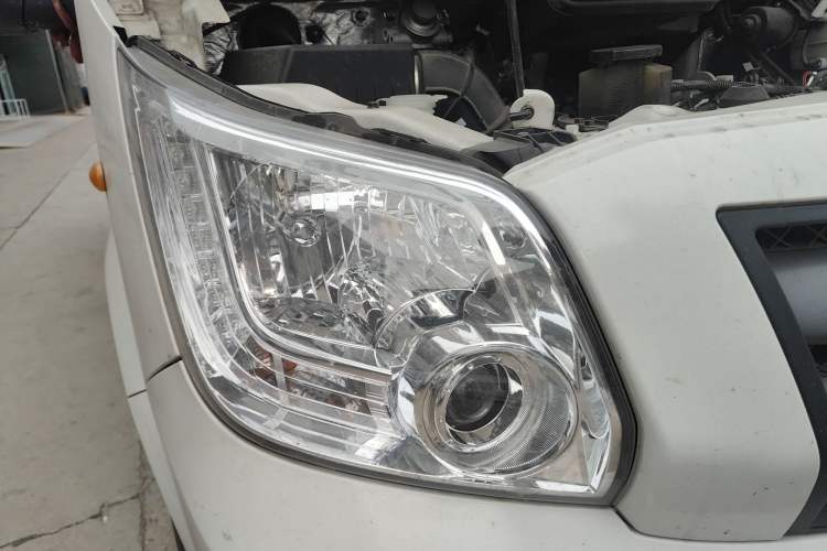 Used Foton Toano 2022 2.8T Manual Tongtu Multi-Function Extended-Chassis Mid-Roof Single-Tire Configuration 5/6/7/9-Seater F2.8NS6B177L Right Front Headlight