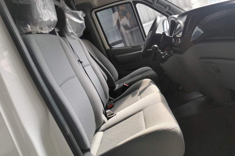 Used Foton Toano 2022 2.0T Manual Tongtu Multi-Function Long-Wheelbase Ultra-High Roof with Single Rear Tire Available in 5/6/7/9-Seater Configurations Model 4F20TC3 Right Front Seat