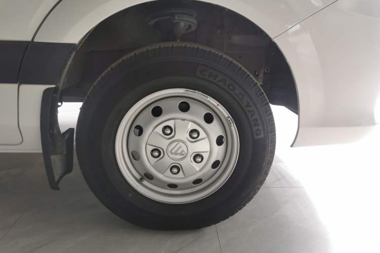 Used Foton Toano 2022 2.0T Manual Tongtu Multi-Function Long-Wheelbase Ultra-High Roof with Single Rear Tire Available in 5/6/7/9-Seater Configurations Model 4F20TC3 Right Front Wheel Hub