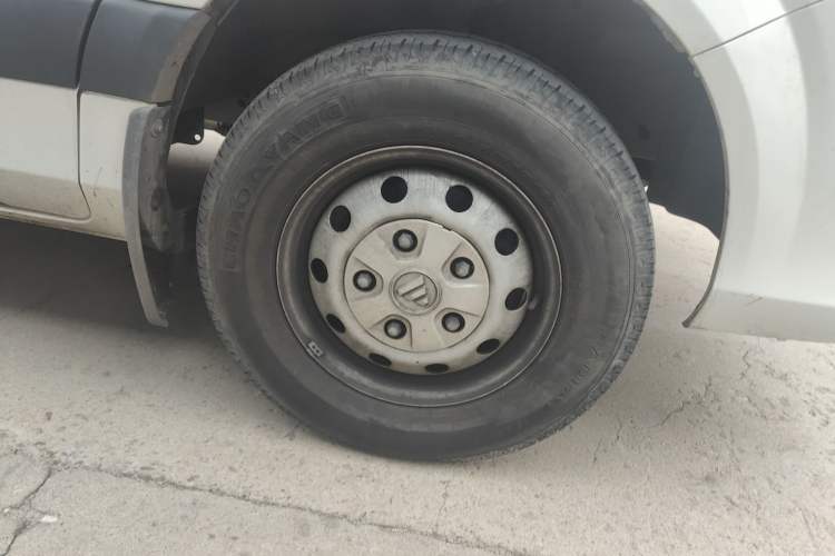Used Foton Toano 2022 2.8T Manual Tongtu Multi-Function Extended-Chassis Mid-Roof Single-Tire Configuration 5/6/7/9-Seater F2.8NS6B177L Right Front Wheel Hub