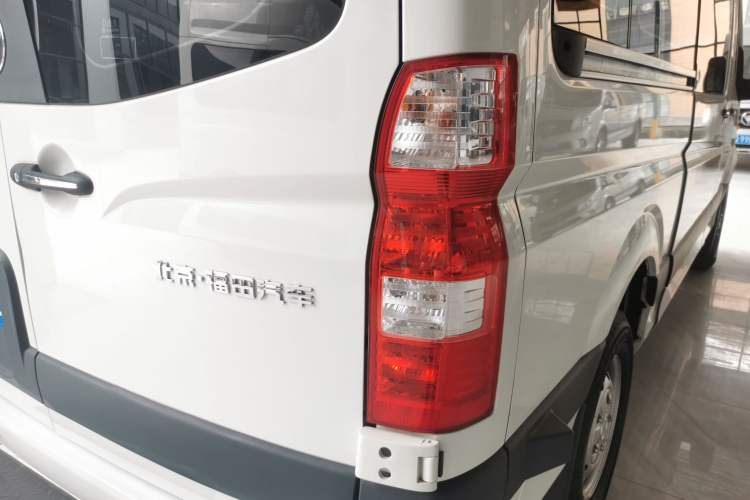 Used Foton Toano 2022 2.0T Manual Tongtu Multi-Function Long-Wheelbase Ultra-High Roof with Single Rear Tire Available in 5/6/7/9-Seater Configurations Model 4F20TC3 Right Rear Taillight