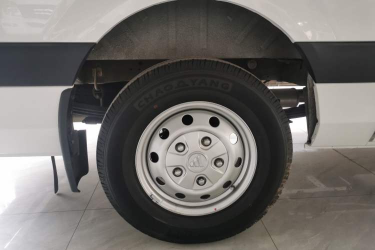 Used Foton Toano 2022 2.0T Manual Tongtu Multi-Function Long-Wheelbase Ultra-High Roof with Single Rear Tire Available in 5/6/7/9-Seater Configurations Model 4F20TC3 Right Rear Wheel Hub