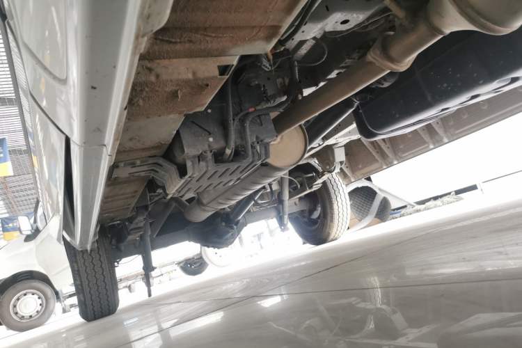 Used Foton Toano 2022 2.0T Manual Tongtu Multi-Function Long-Wheelbase Ultra-High Roof with Single Rear Tire Available in 5/6/7/9-Seater Configurations Model 4F20TC3 Right Side Sill