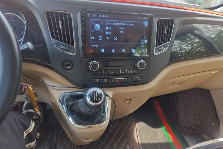 Used Foton Toano 2023 2.0T Compact Comfort Edition Manual Transmission Long Wheelbase Mid-Height Design with Single Rear Tire 9-Seater Audio And AC Panel