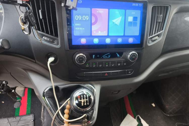 Used Foton Toano 2023 Joy Elephant Multi-Function 2.0T Manual Long-Wheelbase Mid-Roof Model with Single Rear Tire Available in 5/6/7/9-Seater Configurations Audio And AC Panel