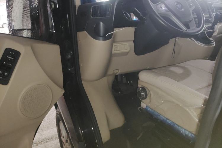 Used Foton Toano 2023 2.0T Compact Luxury Edition Manual Transmission Long Wheelbase Mid-Height Roof Rear Single Tire 9-Seater Driver Seat