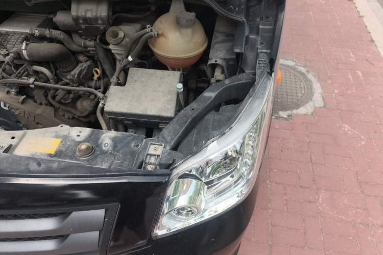 Used Foton Toano 2023 Joy Elephant Multi-Function 2.0T Manual Long-Wheelbase Mid-Roof Model with Single Rear Tire Available in 5/6/7/9-Seater Configurations Engine Bay Left