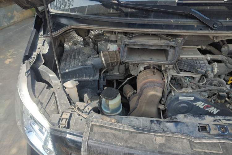Used Foton Toano 2023 2.0T Compact Comfort Edition Manual Transmission Long Wheelbase Mid-Height Design with Single Rear Tire 9-Seater Engine Bay Right