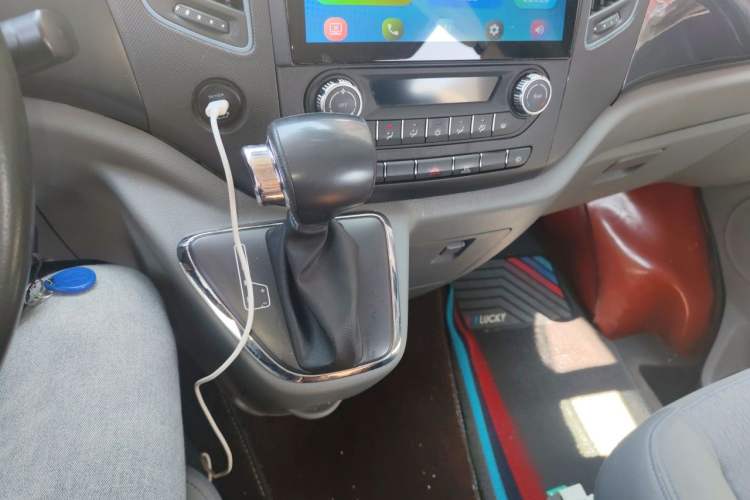 Used Foton Toano 2023 Joy Elephant Multi-Function Model Cummins 2.8T Automatic Long Wheelbase Mid-Roof Design Rear Single Tire Available in 5/6/7/9-Seater Configurations Gear Lever