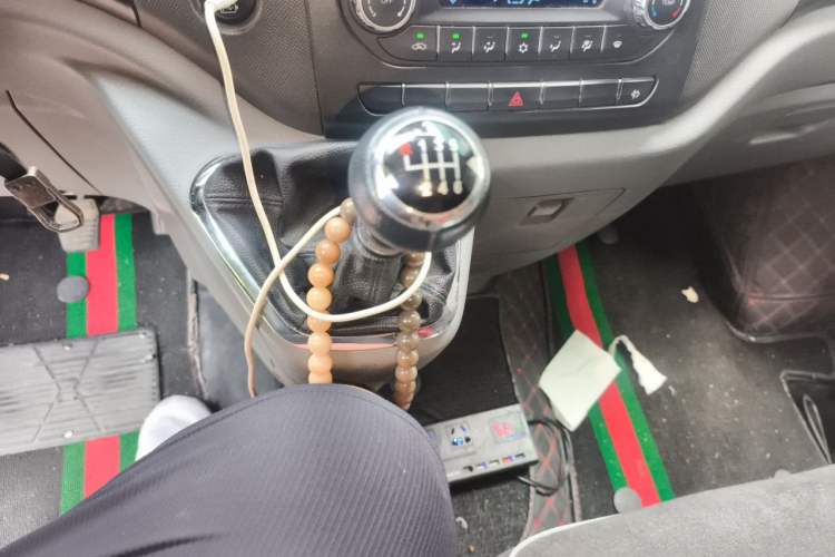 Used Foton Toano 2023 Joy Elephant Multi-Function 2.0T Manual Long-Wheelbase Mid-Roof Model with Single Rear Tire Available in 5/6/7/9-Seater Configurations Gear Lever