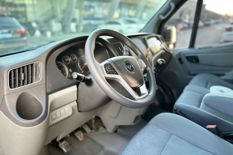 Used Foton Toano 2023 2.0T Manual Jixiang Long Wheelbase Mid-Top Rear Single Tire 7/9-Seater Interior 1