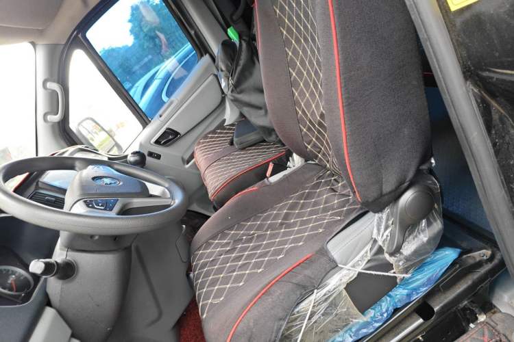 Used Foton Toano 2023 Joy Elephant Multi-Function 2.0T Manual Long-Wheelbase Mid-Roof Model with Single Rear Tire Available in 5/6/7/9-Seater Configurations Left Front Seat