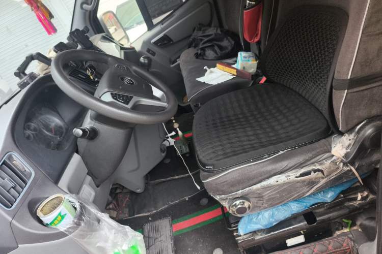 Used Foton Toano 2023 Joy Elephant Multi-Function 2.0T Manual Long-Wheelbase Mid-Roof Model with Single Rear Tire Available in 5/6/7/9-Seater Configurations Left Front Seat