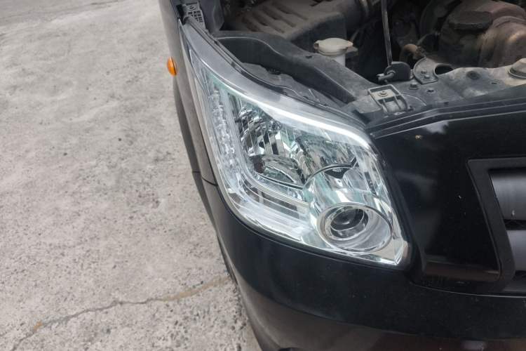 Used Foton Toano 2023 Joy Elephant Multi-Function 2.0T Manual Long-Wheelbase Mid-Roof Model with Single Rear Tire Available in 5/6/7/9-Seater Configurations Right Front Headlight