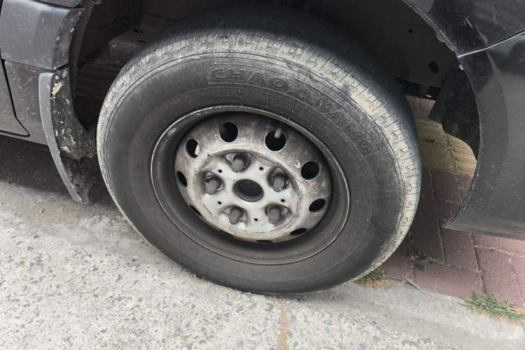 Used Foton Toano 2023 Joy Elephant Multi-Function 2.0T Manual Long-Wheelbase Mid-Roof Model with Single Rear Tire Available in 5/6/7/9-Seater Configurations Right Front Wheel Hub