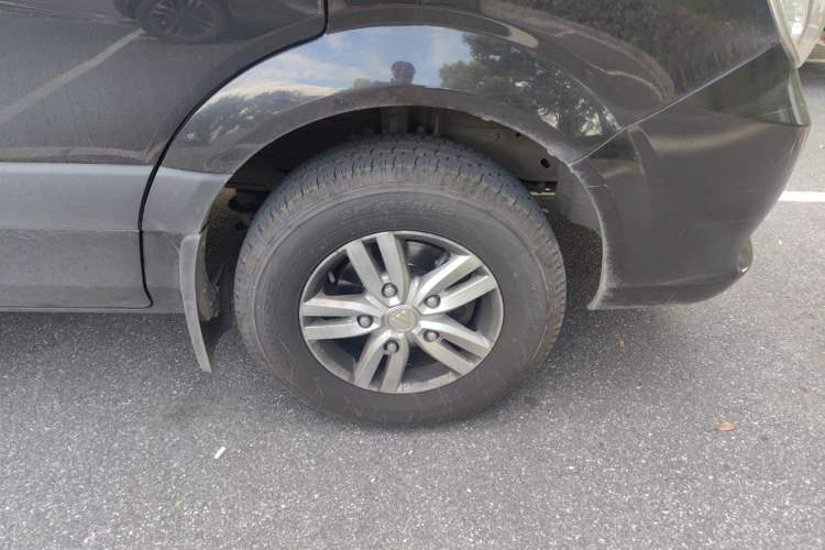 Used Foton Toano 2023 2.0T Compact Luxury Edition Manual Transmission Long Wheelbase Mid-Height Roof Rear Single Tire 9-Seater Right Front Wheel Hub