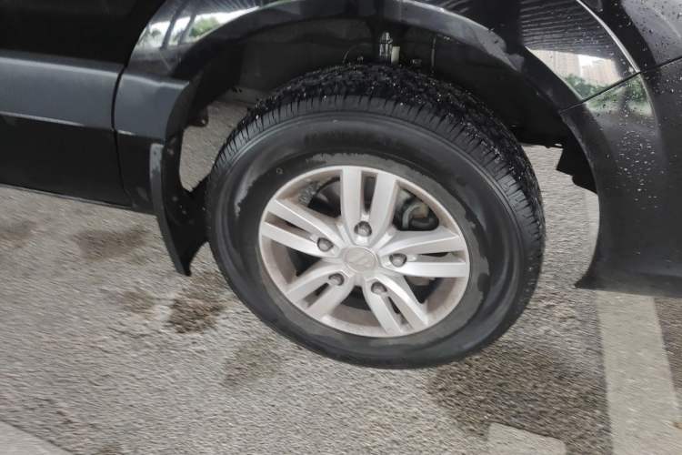 Used Foton Toano 2023 2.0T Compact Luxury Edition Manual Transmission Long Wheelbase Mid-Height Roof Rear Single Tire 9-Seater Right Front Wheel Hub