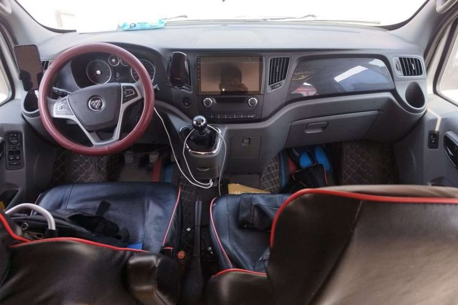 Used Foton Toano 2023 2.5T Manual Jixiang Multi-Function Long-Wheelbase Mid-Height Model with Dual Rear Tires Available in 7/9-Seater Configurations Center Console