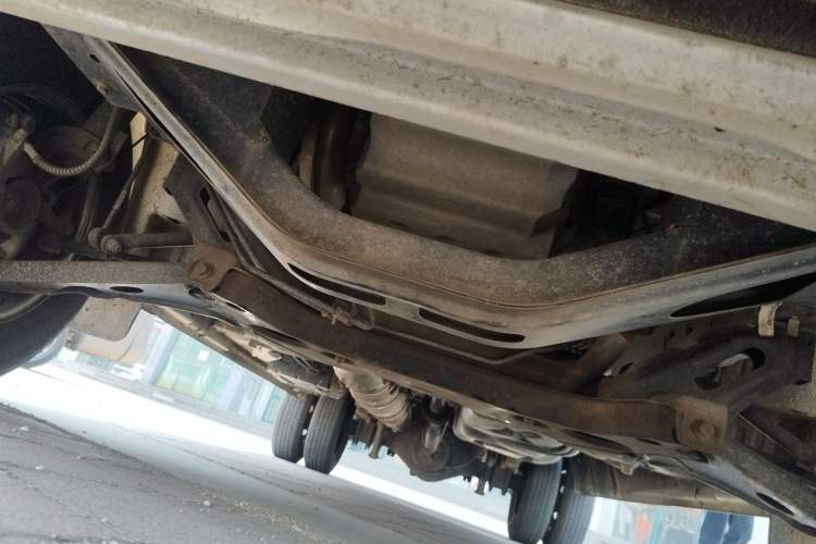 Used Foton Toano 2023 2.5T Manual Jixiang Multi-Function Long-Wheelbase Mid-Height Model with Dual Rear Tires Available in 7/9-Seater Configurations Chassis Front