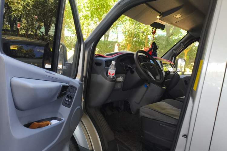 Used Foton Toano 2023 2.0T Manual Urban Version Short Wheelbase Low Roof with Single Rear Tire Available in 5/6/9-Seater Configurations Driver Seat