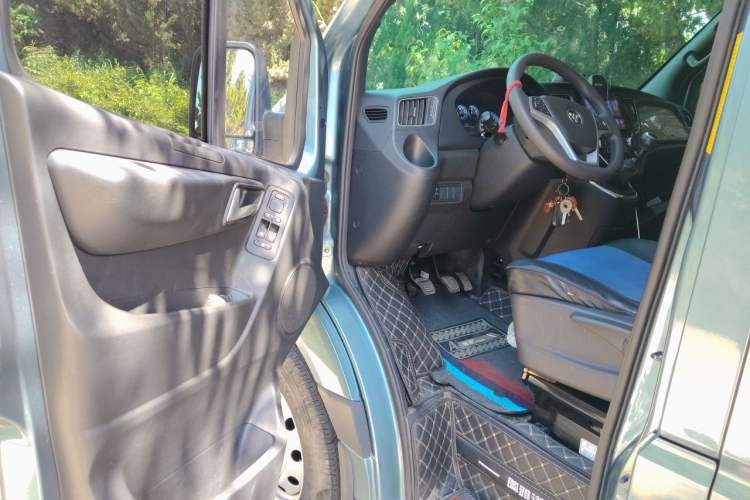 Used Foton Toano 2023 Urban Edition Multi-Function 2.0T Manual Short Wheelbase Low Roof with Single Rear Tire Available in 5/6/9-Seater Configurations Driver Seat