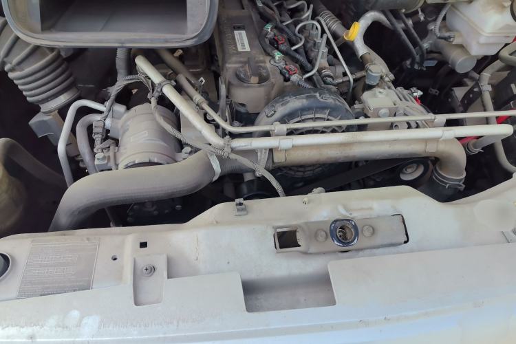 Used Foton Toano 2023 2.5T Manual Jixiang Multi-Function Long-Wheelbase Mid-Height Model with Dual Rear Tires Available in 7/9-Seater Configurations Engine Bay