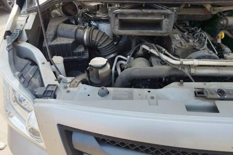 Used Foton Toano 2023 2.5T Manual Jixiang Multi-Function Long-Wheelbase Mid-Height Model with Dual Rear Tires Available in 7/9-Seater Configurations Engine Bay Right