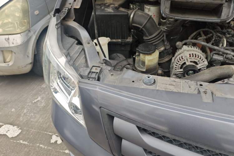Used Foton Toano 2023 Cummins 2.8T Manual Jixiang Multi-Function Long-Wheelbase Mid-Roof Model with Rear Dual Tires Available in 7/9-Seater Configurations Engine Bay Right