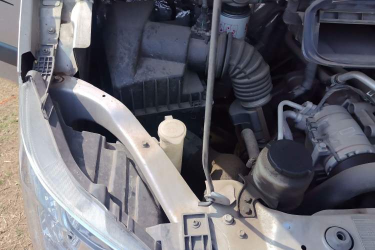Used Foton Toano 2023 2.5T Manual Jixiang Multi-Function Long-Wheelbase Mid-Height Model with Dual Rear Tires Available in 7/9-Seater Configurations Engine Bay Right