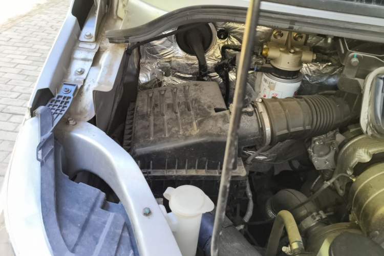 Used Foton Toano 2023 2.0T Manual Urban Version Short Wheelbase Low Roof with Single Rear Tire Available in 5/6/9-Seater Configurations Engine Bay Right