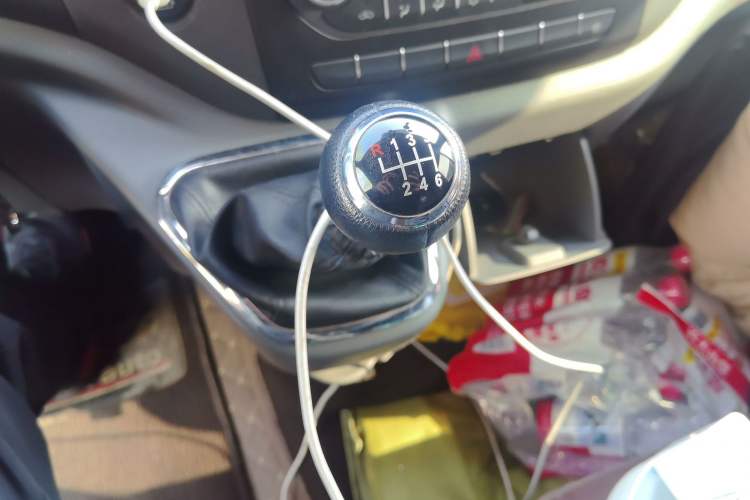 Used Foton Toano 2023 2.5T Manual Jixiang Multi-Function Long-Wheelbase Mid-Height Model with Dual Rear Tires Available in 7/9-Seater Configurations Gear Lever