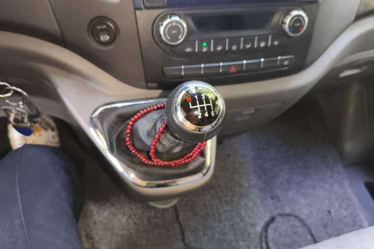 Used Foton Toano 2023 2.0T Manual Urban Version Short Wheelbase Low Roof with Single Rear Tire Available in 5/6/9-Seater Configurations Gear Lever