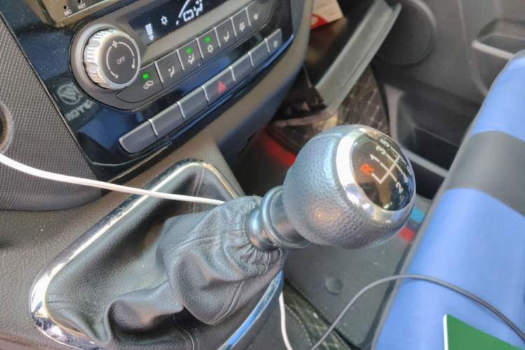 Used Foton Toano 2023 Urban Edition Multi-Function 2.0T Manual Short Wheelbase Low Roof with Single Rear Tire Available in 5/6/9-Seater Configurations Gear Lever