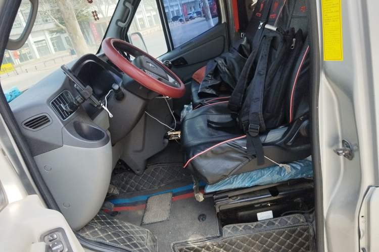 Used Foton Toano 2023 2.5T Manual Jixiang Multi-Function Long-Wheelbase Mid-Height Model with Dual Rear Tires Available in 7/9-Seater Configurations Left Front Seat
