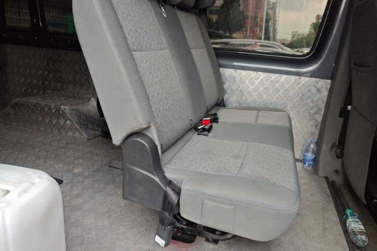 Used Foton Toano 2023 Cummins 2.8T Manual Jixiang Multi-Function Long-Wheelbase Mid-Roof Model with Rear Dual Tires Available in 7/9-Seater Configurations Left Rear Seat