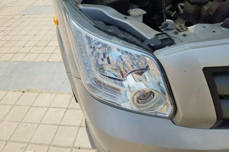 Used Foton Toano 2023 2.5T Manual Jixiang Multi-Function Long-Wheelbase Mid-Height Model with Dual Rear Tires Available in 7/9-Seater Configurations Right Front Headlight