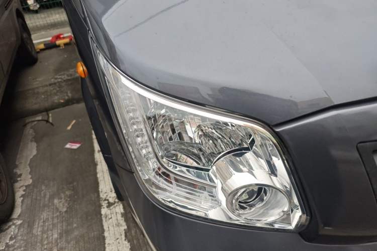 Used Foton Toano 2023 Cummins 2.8T Manual Jixiang Multi-Function Long-Wheelbase Mid-Roof Model with Rear Dual Tires Available in 7/9-Seater Configurations Right Front Headlight