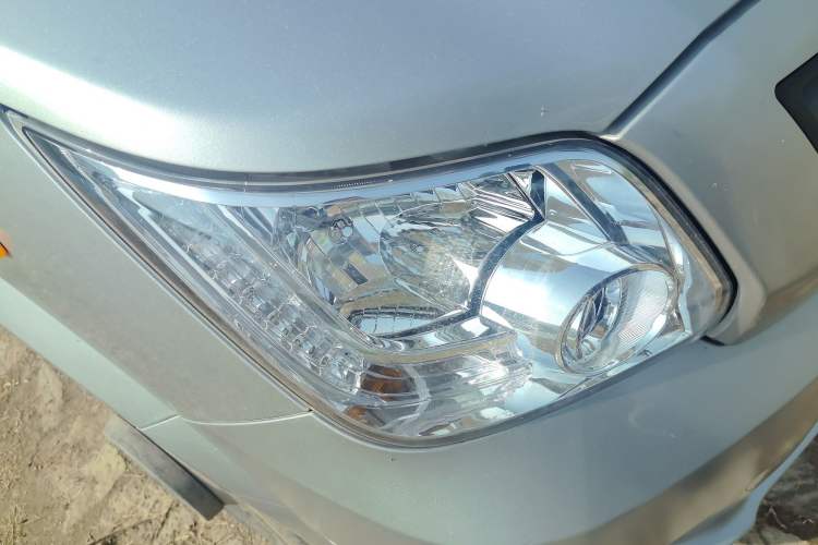Used Foton Toano 2023 2.5T Manual Jixiang Multi-Function Long-Wheelbase Mid-Height Model with Dual Rear Tires Available in 7/9-Seater Configurations Right Front Headlight
