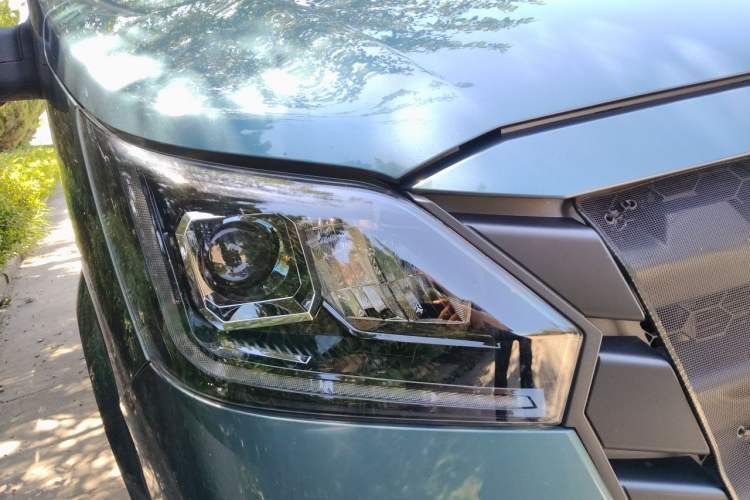 Used Foton Toano 2023 Urban Edition Multi-Function 2.0T Manual Short Wheelbase Low Roof with Single Rear Tire Available in 5/6/9-Seater Configurations Right Front Headlight