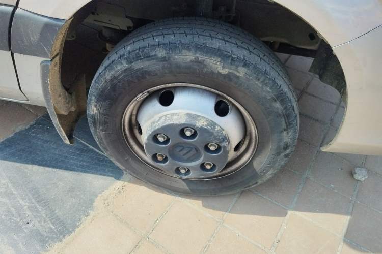 Used Foton Toano 2023 2.5T Manual Jixiang Multi-Function Long-Wheelbase Mid-Height Model with Dual Rear Tires Available in 7/9-Seater Configurations Right Front Wheel Hub