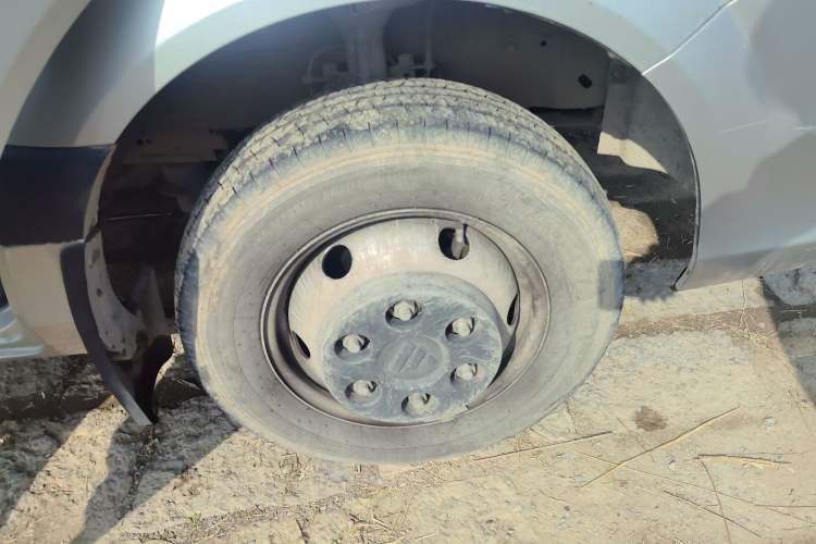 Used Foton Toano 2023 2.5T Manual Jixiang Multi-Function Long-Wheelbase Mid-Height Model with Dual Rear Tires Available in 7/9-Seater Configurations Right Front Wheel Hub